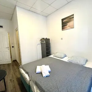 Pansiyon Aradi With Private Bathroom In The Centre, Budapeşte